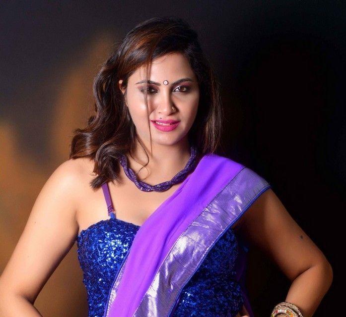 Arshi Khan Beautiful Saree Photos