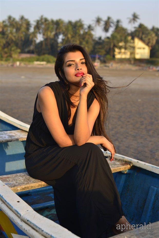 Ashna Zaveri Beautiful Photos