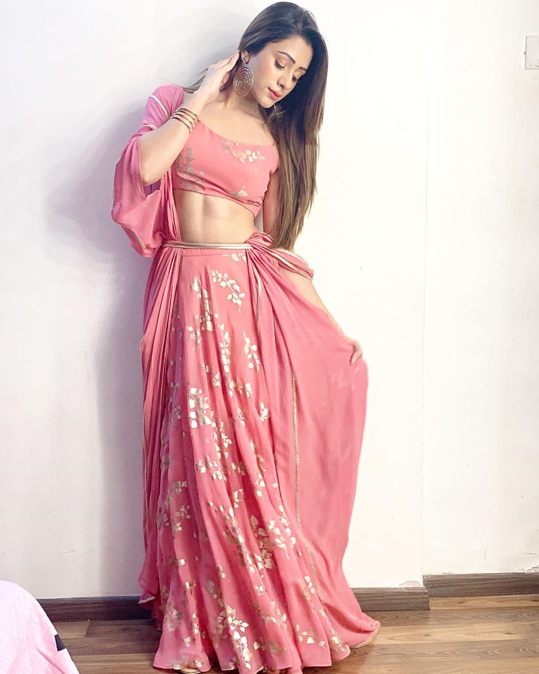 Hiba Nawab Shows Her Sexy Waist Line In Choli