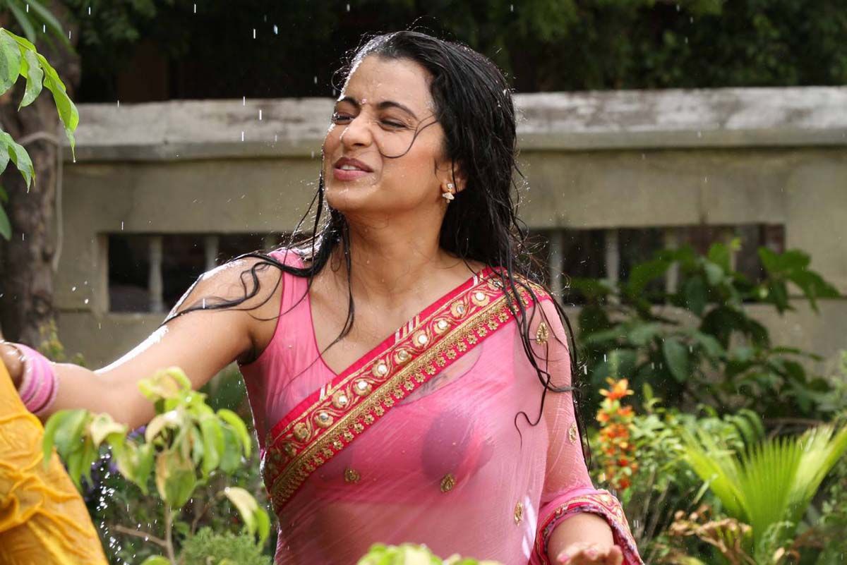 HOT ACTRESS IN  PINK SAREE STILLS