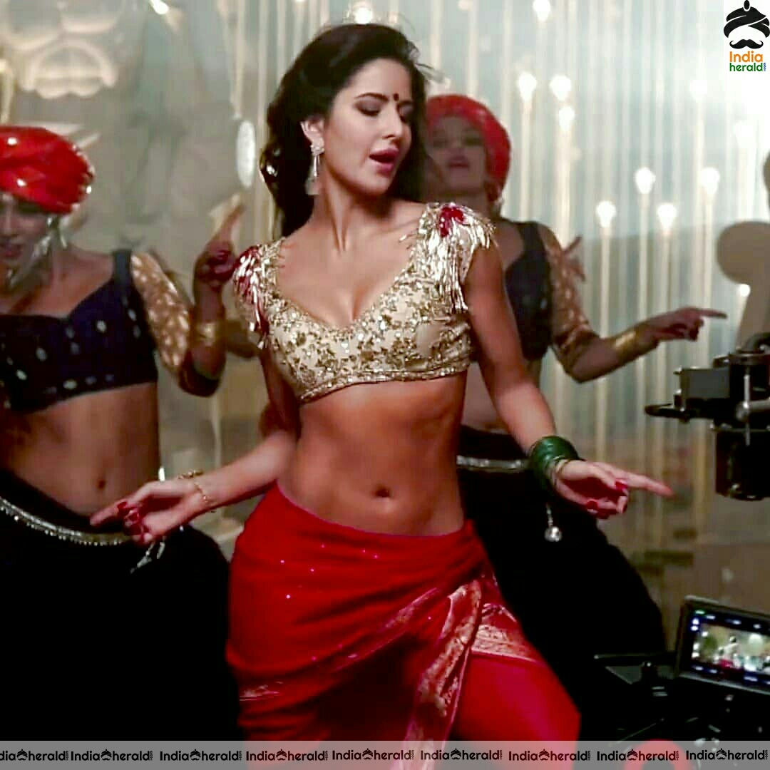 Katrina Kaif Showing Her Hot Midriff And Navel In Desi Style