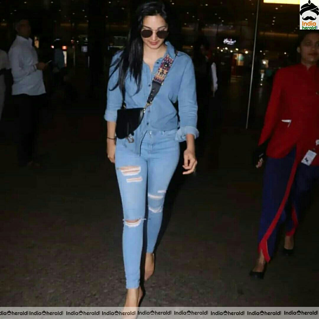 Kiara Advani And Kriti Sanon Spotted At Mumbai Airport Stil