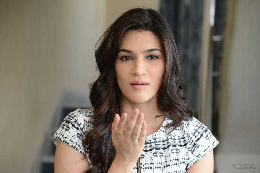 Kriti Sanon Sexy Pics