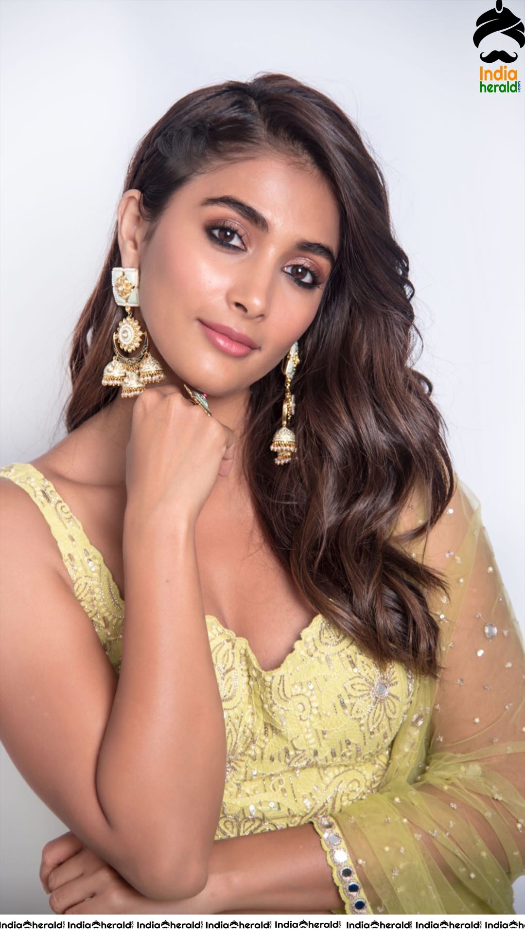 Pooja Hegde Shows Her Hot Waist And Navel In These Latest B