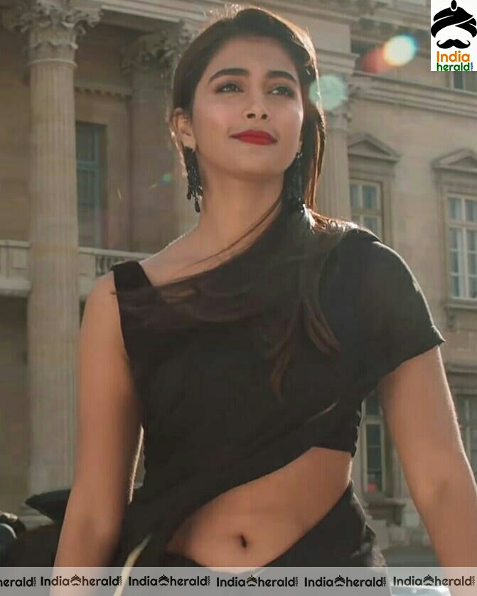 Pooja Hegde Tempting Hot Navel Show In Saree Is An Absolute
