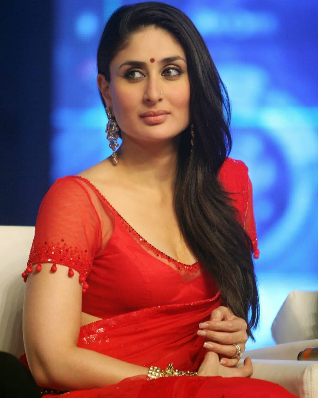 Red Hot Kareena Kapoor Shows Her Hot Curves In Saree