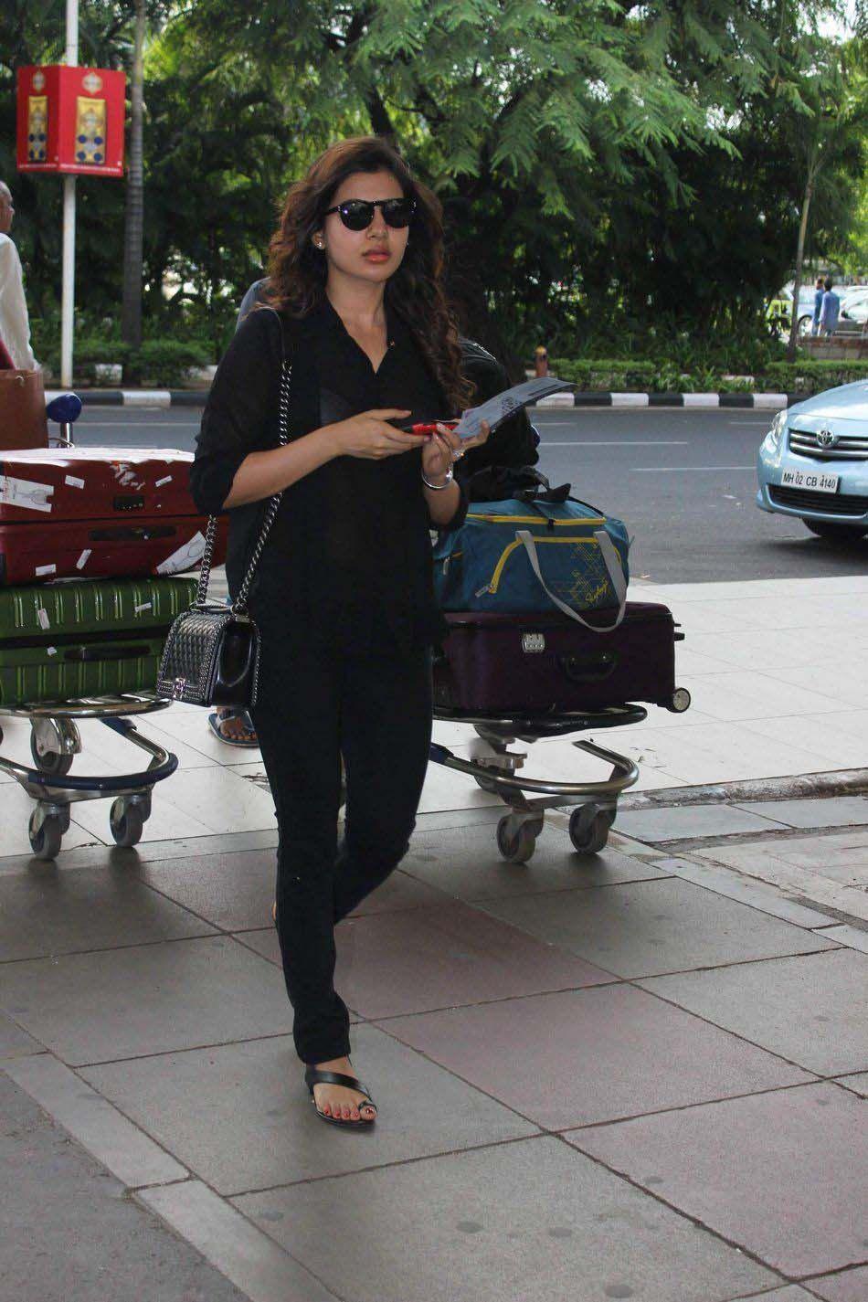 Samantha at Mumbai Airport Photos