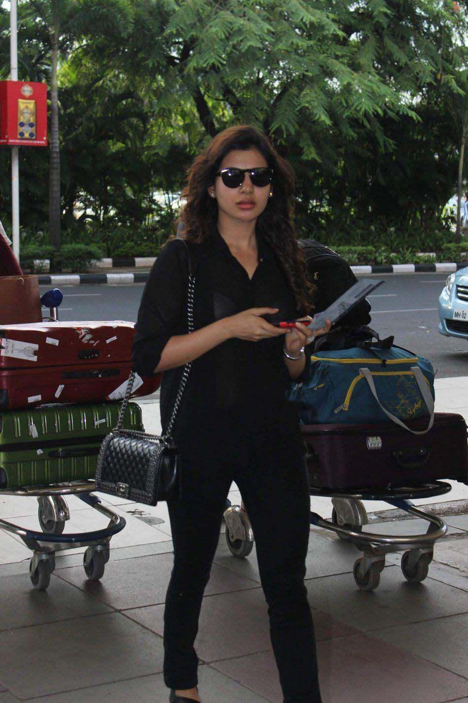 Samantha at Mumbai Airport Photos