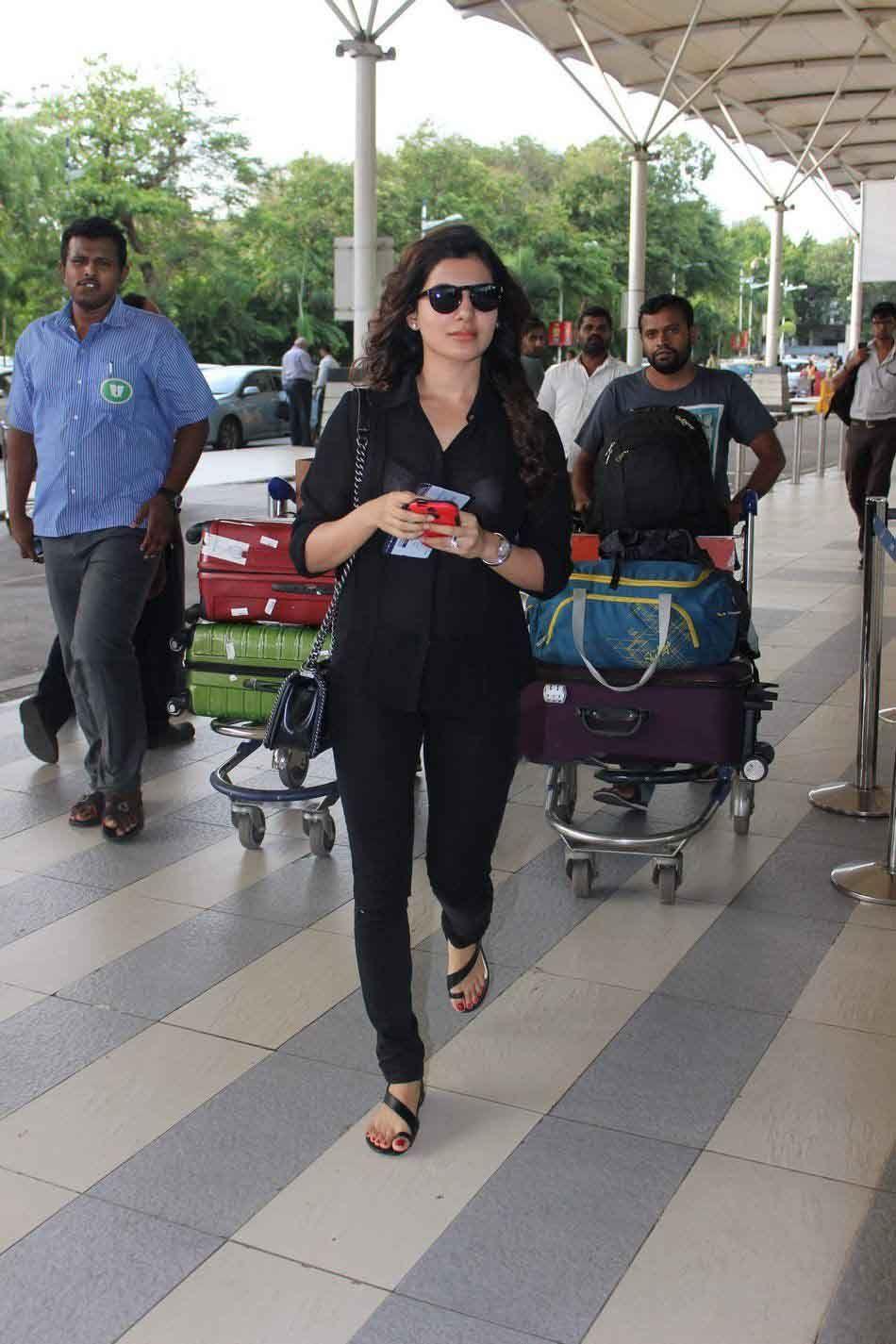 Samantha at Mumbai Airport Photos