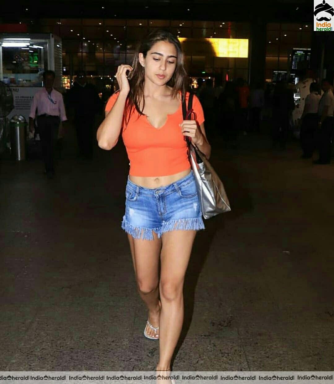 Sara Ali Khan Shows her tempting Thighs while caught by pap