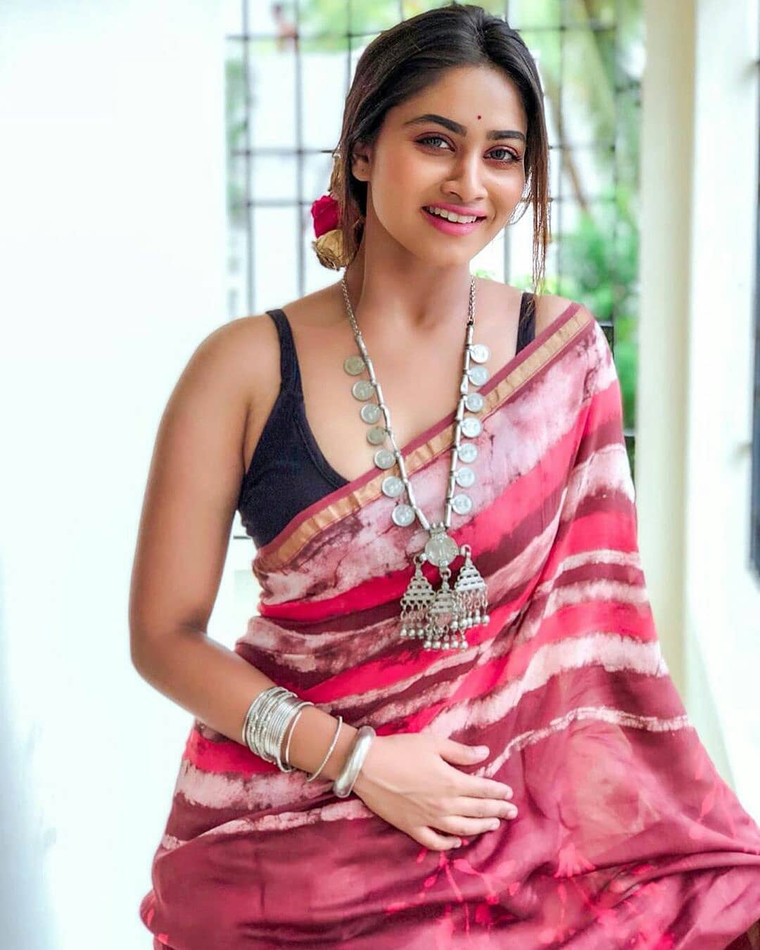 Shivani Narayanan Looks Hot In Sleeveless Blouse And Saree