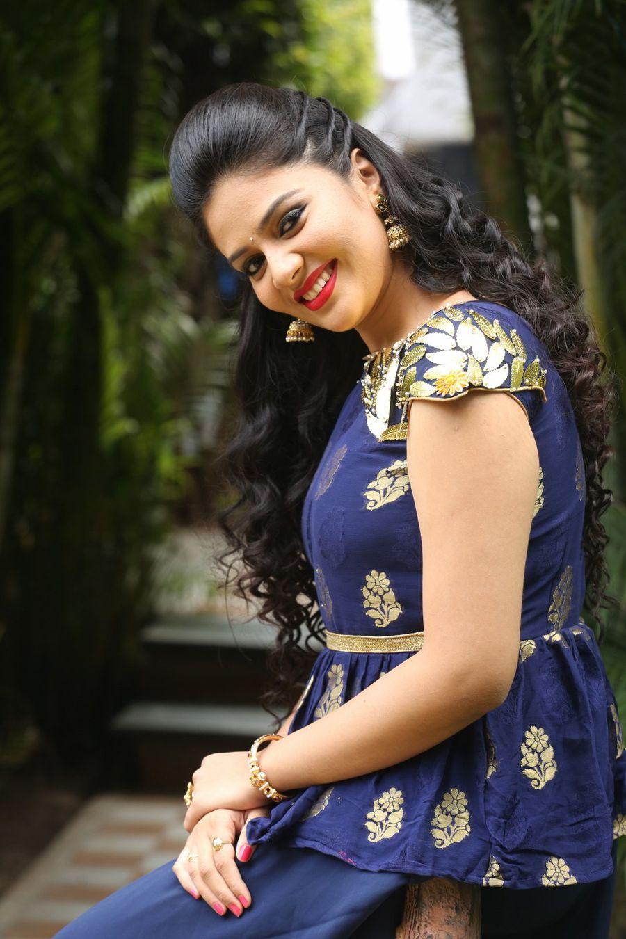 Srimukhi New Pics