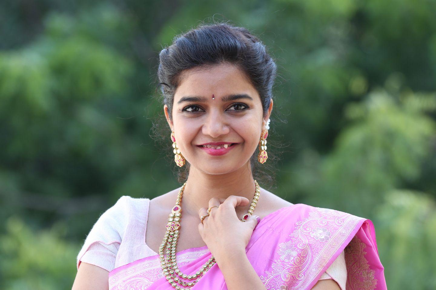 Swathi Pretty Saree Pics