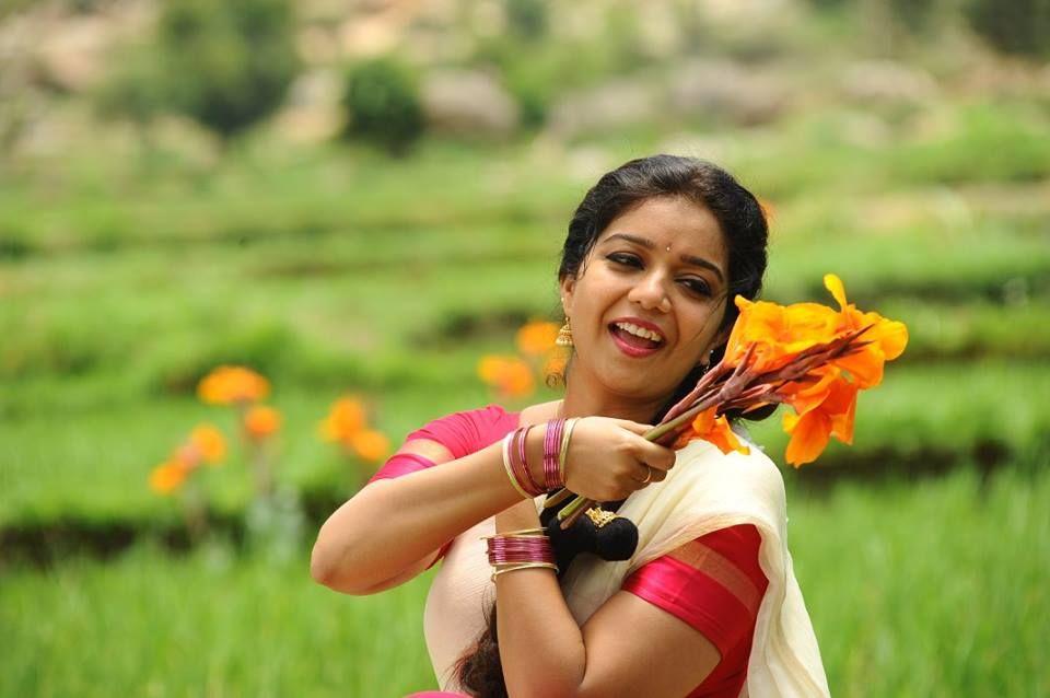 Swathi Reddy Cute Saree Pics