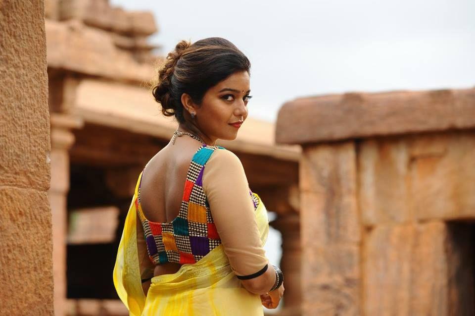 Swathi Reddy Cute Saree Pics