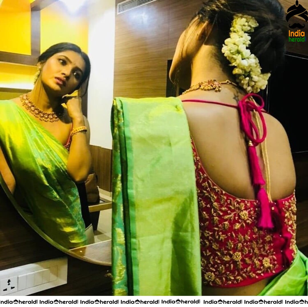 Vani Bhojan looking Vivacious and Sexy in these Hot Saree a