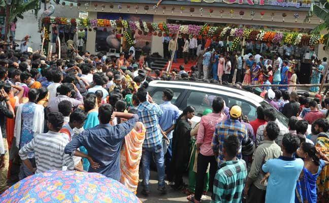 Nivetha Thomas inaugurates Lucky shopping mall at Vizag