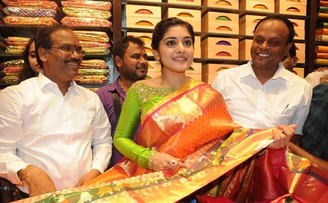 Nivetha Thomas inaugurates Lucky shopping mall at Vizag