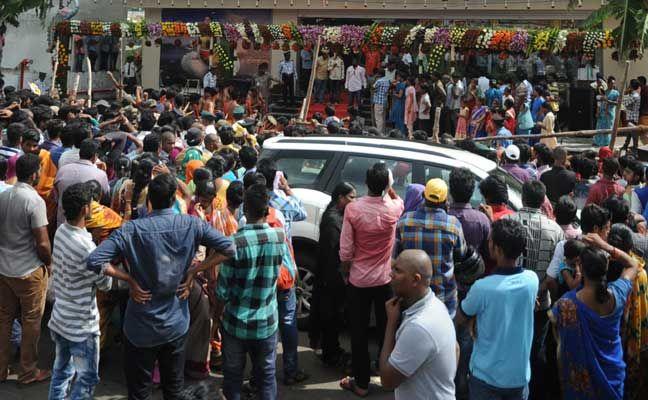 Nivetha Thomas inaugurates Lucky shopping mall at Vizag