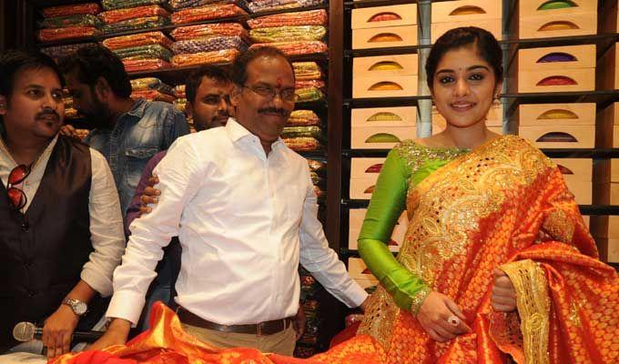 Nivetha Thomas inaugurates Lucky shopping mall at Vizag