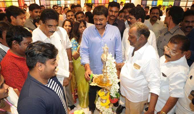 Nivetha Thomas inaugurates Lucky shopping mall at Vizag