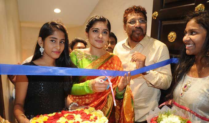 Nivetha Thomas inaugurates Lucky shopping mall at Vizag