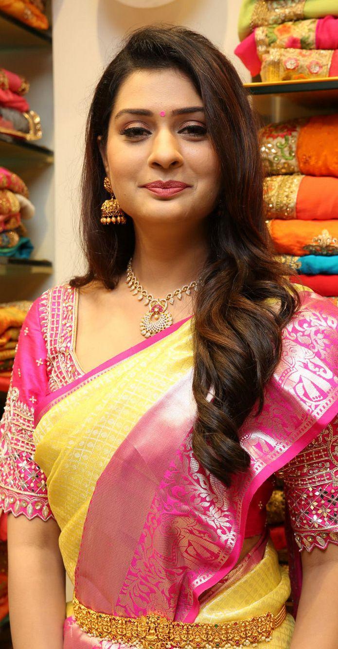 Payal Rajput inaugurates a shopping mall Photos