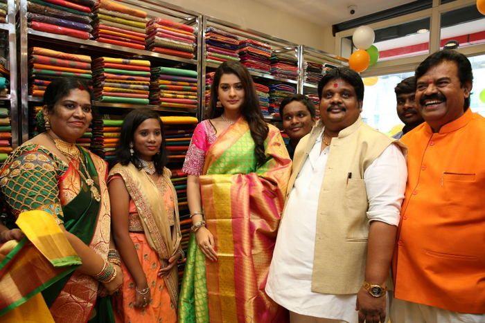 Payal Rajput inaugurates a shopping mall Photos