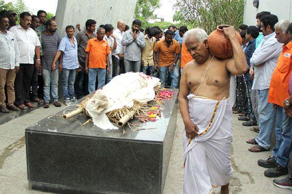 Telugu actor Bharath Raju's funeral Photos