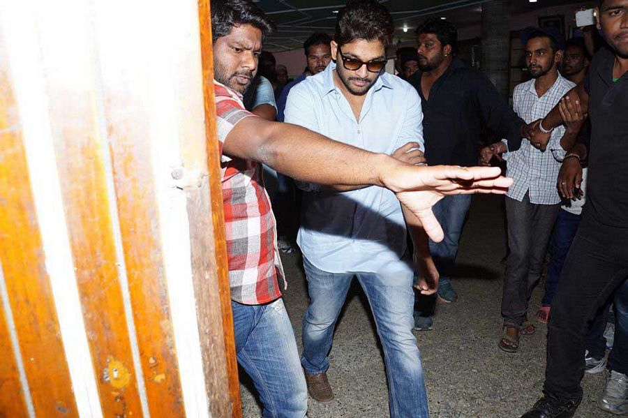 Allu Arjun Watch S/O Satyamurthy At Sudarshan Theater Pics