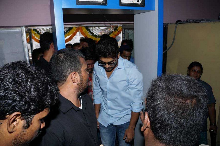 Allu Arjun Watch S/O Satyamurthy At Sudarshan Theater Pics