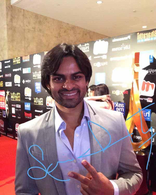 Celebs Signature Stills At SIIMA Awards 2015