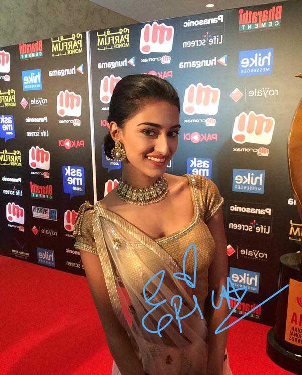 Celebs Signature Stills At SIIMA Awards 2015