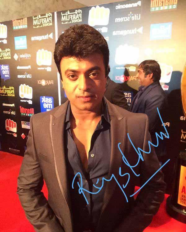 Celebs Signature Stills At SIIMA Awards 2015