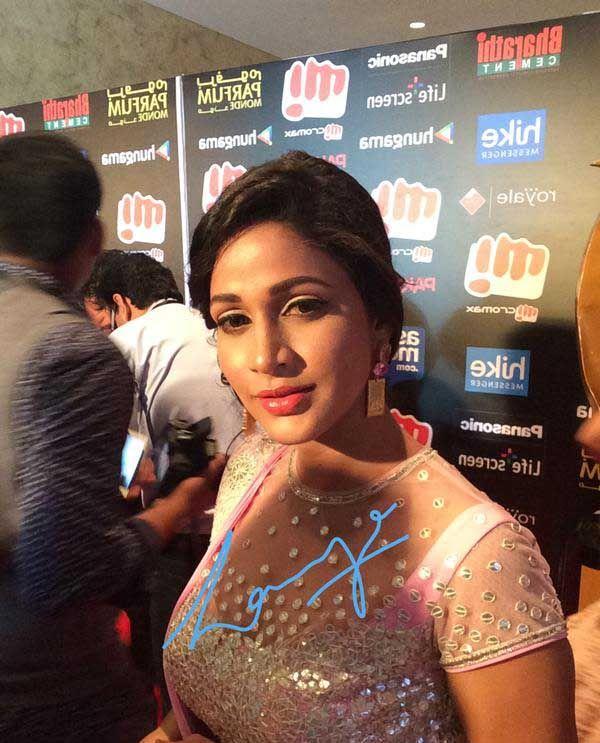 Celebs Signature Stills At SIIMA Awards 2015