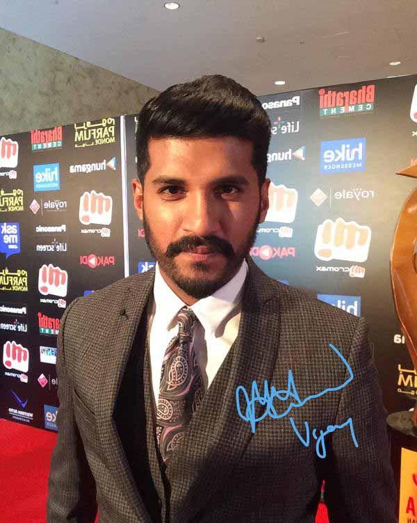 Celebs Signature Stills At SIIMA Awards 2015