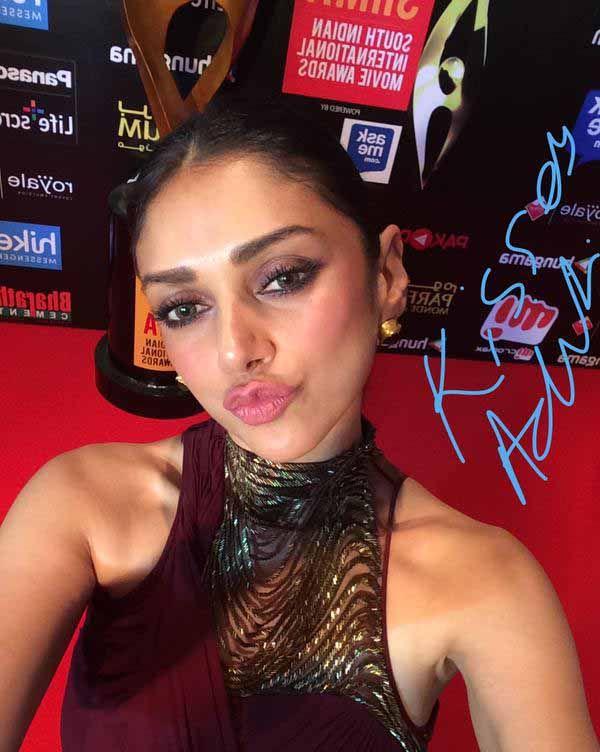 Celebs Signature Stills At SIIMA Awards 2015