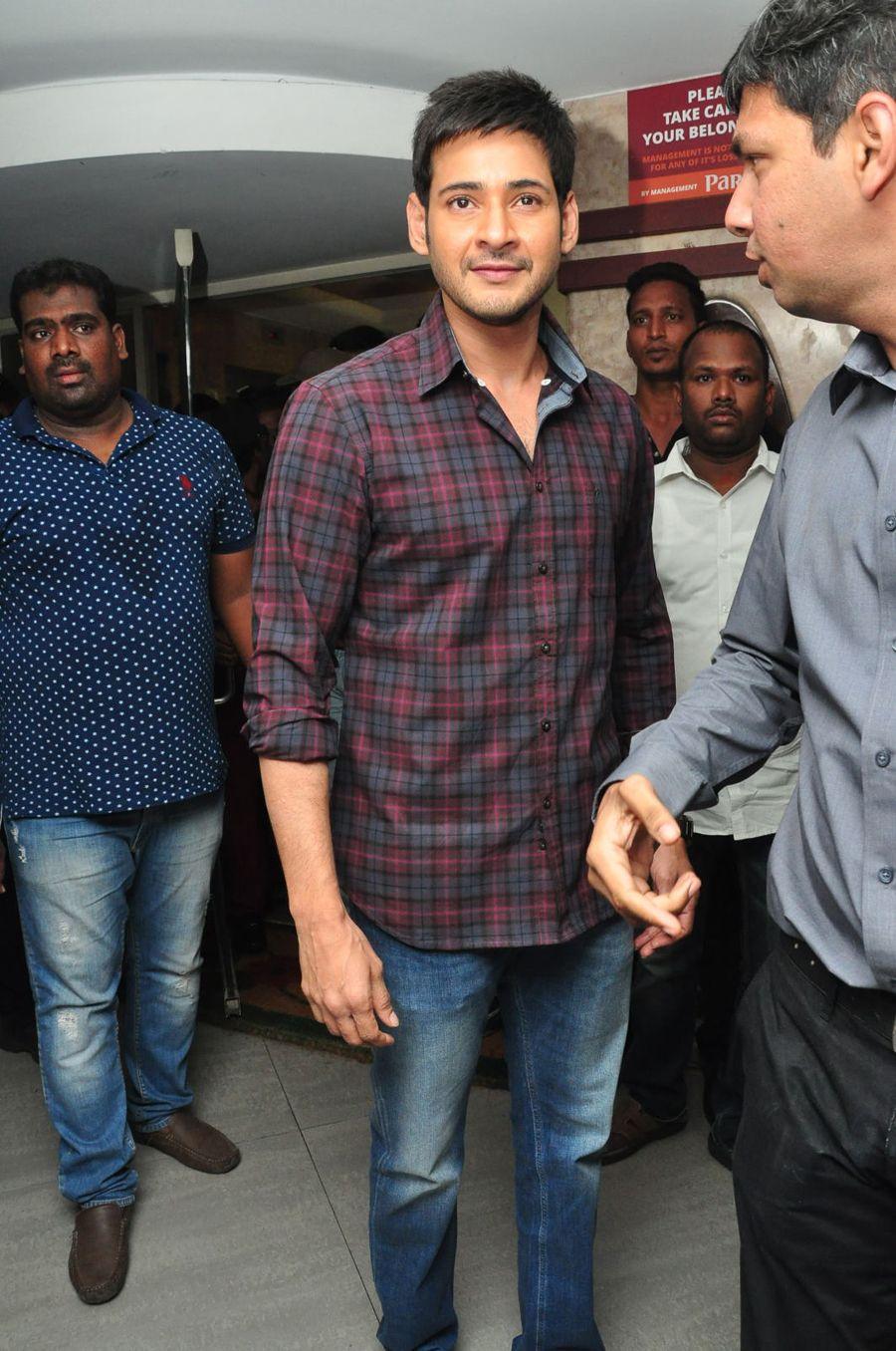 Mahesh Babu Thums Up Thunder Challenge Winners Photos