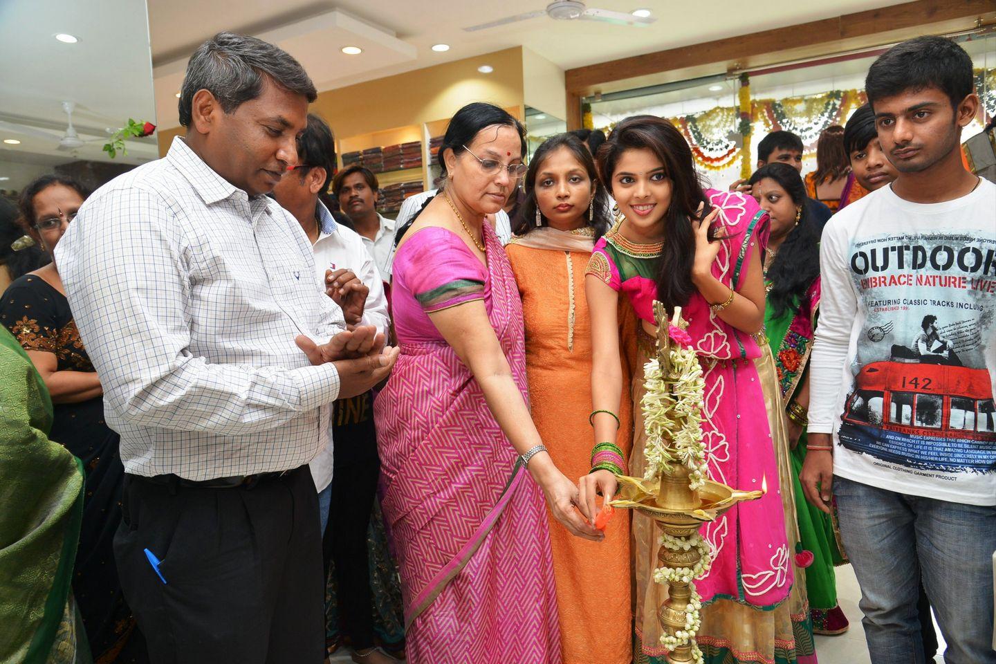 Shravya Launches Sri Avanthi Silks at Hyderabad