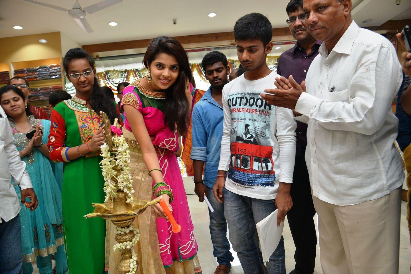 Shravya Launches Sri Avanthi Silks at Hyderabad