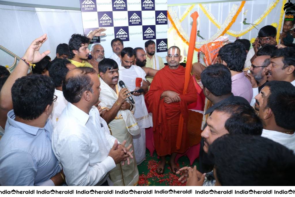 Shri Tridandi Srimannarayana Ramanuja Chinna Jeeyar Swamy L