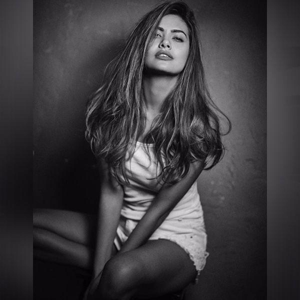 Esha Gupta's bold topless photoshoot!!