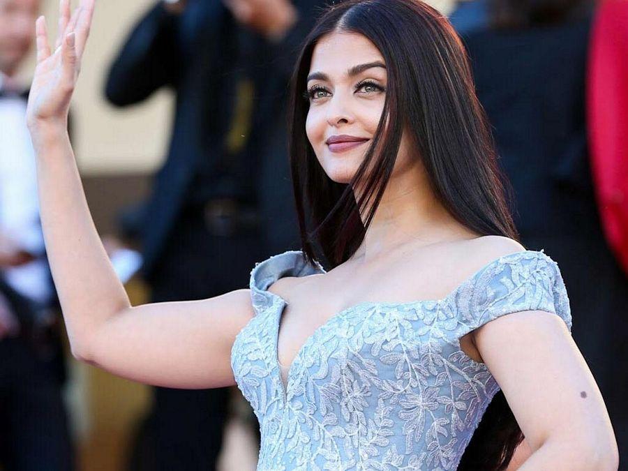 Aishwarya Rai Bachchan Shows OFF Massive Cleavage in Hot Pictures