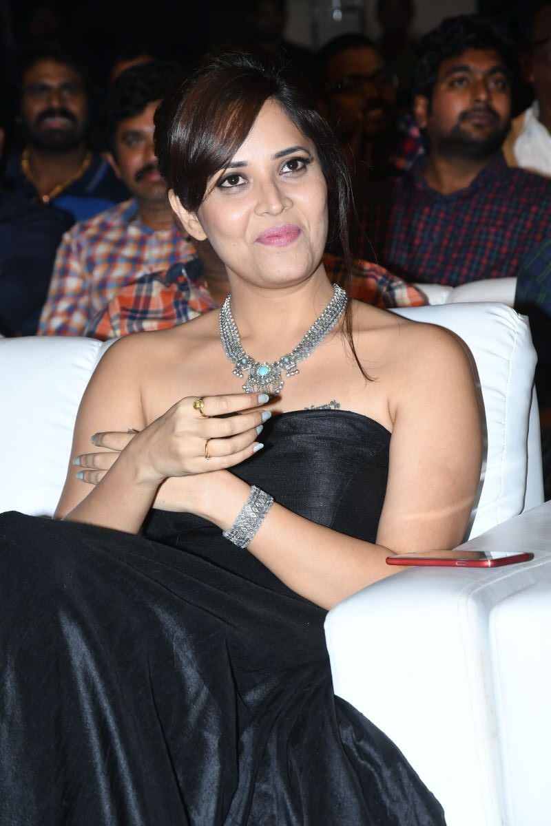 Anchor Anasuya Topless Cleavage Pics