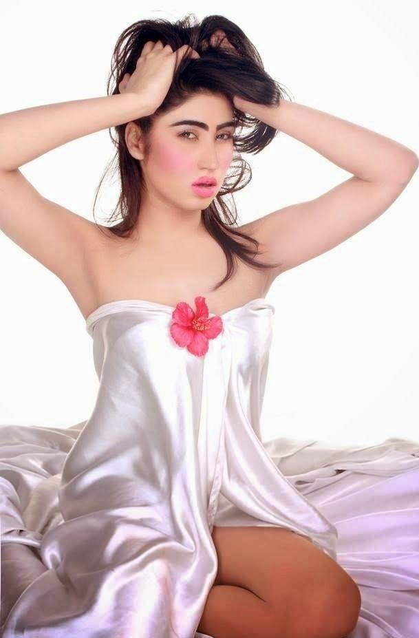 Hot Pakistani Model Qandeel Baloch Sexy Strips Photos