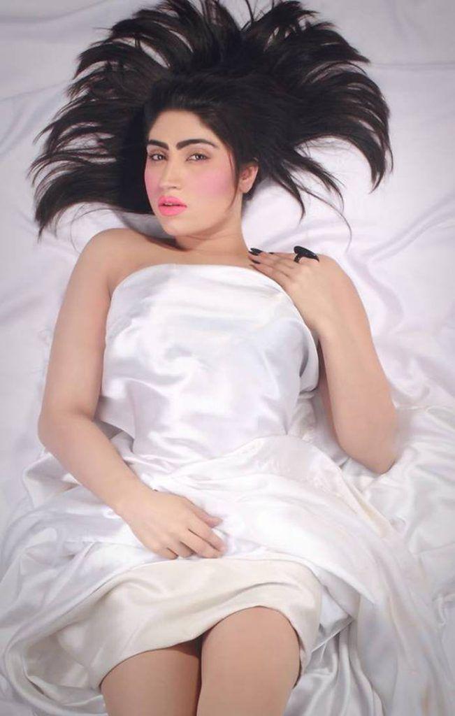 Hot Pakistani Model Qandeel Baloch Sexy Strips Photos
