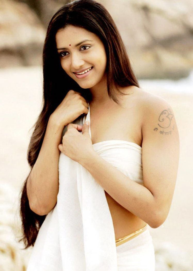 Indian Actress Hot Clevage Show Photos