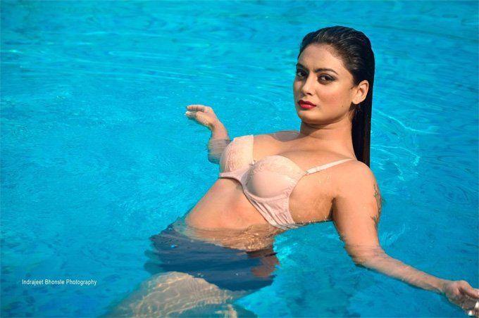 Indian Model Twinkle Kapoor Hot & Spicy Cleavage Show Clicks