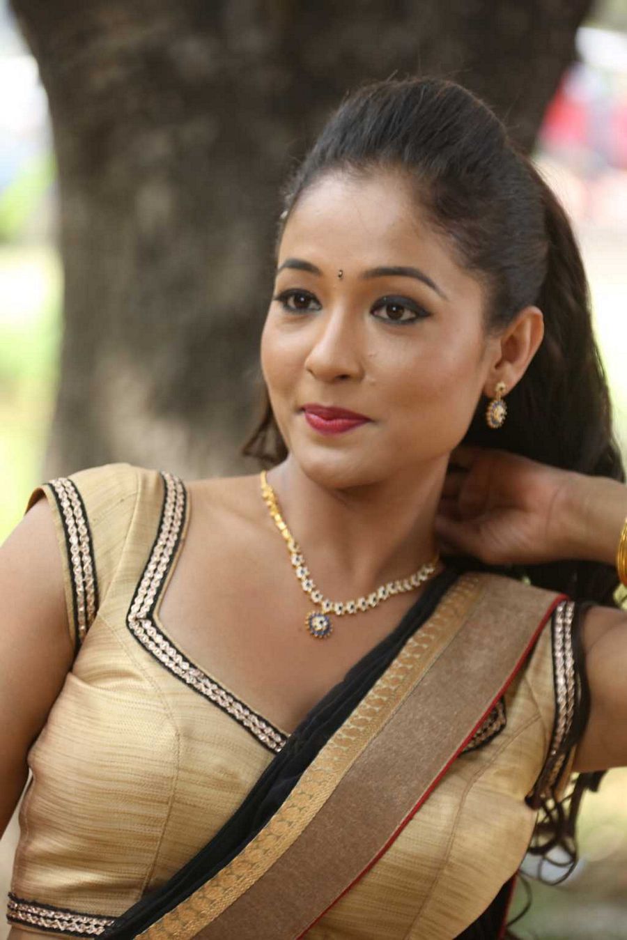 Item Girl Agnes Sonkar Hot Navel Stills