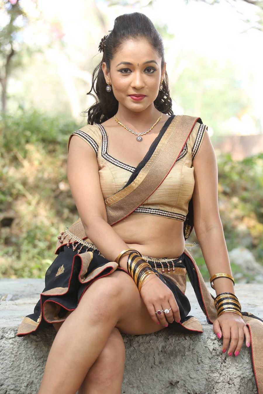 Item Girl Agnes Sonkar Hot Navel Stills